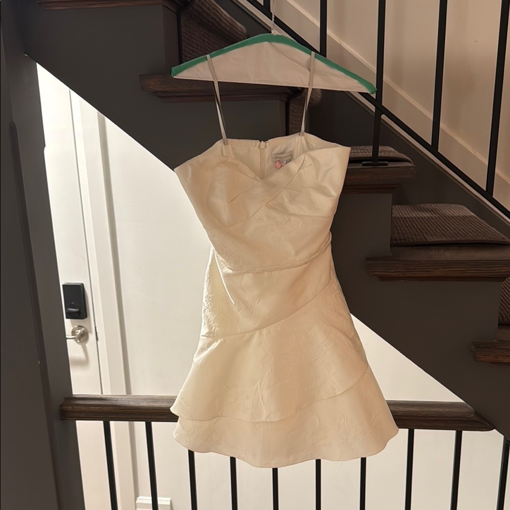 Elegant White Sleeveless Dress